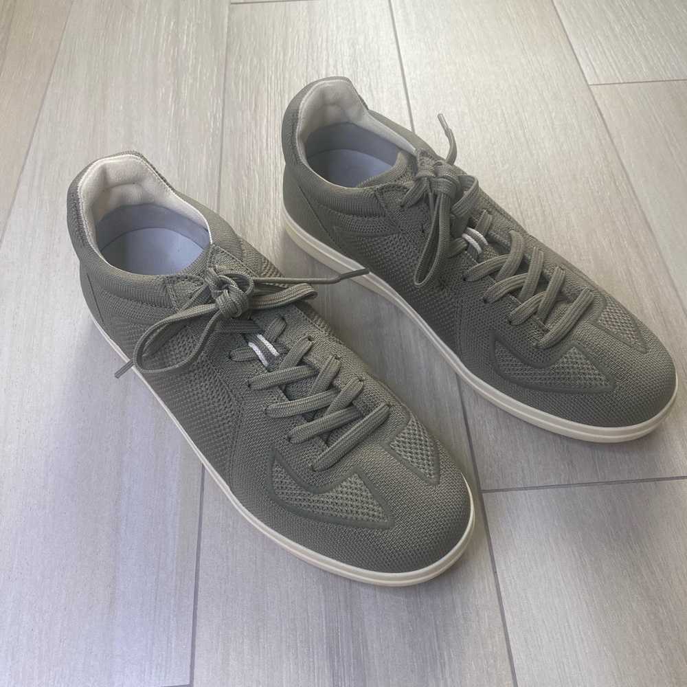 Rothy’s the lace up sneaker in sage green cream color size 8